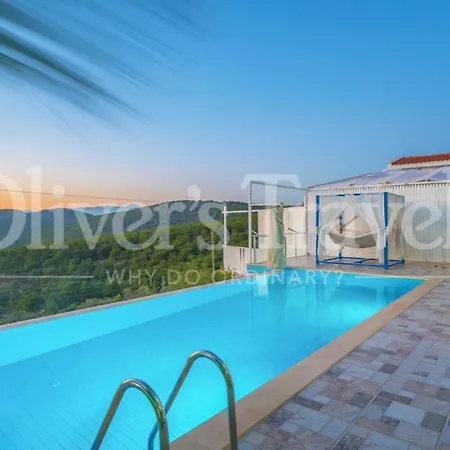 Sleeps 2 With Pool Air Con And Wifi