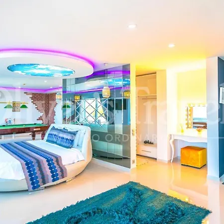 Sleeps 2 With Pool Air Con And Wifi