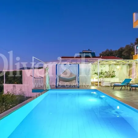 Sleeps 2 With Pool Air Con And Wifi