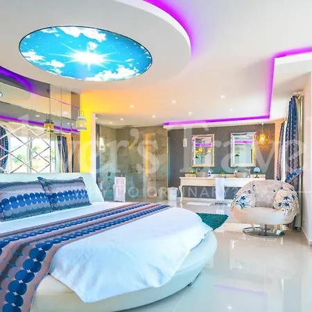 Sleeps 2 With Pool Air Con And Wifi